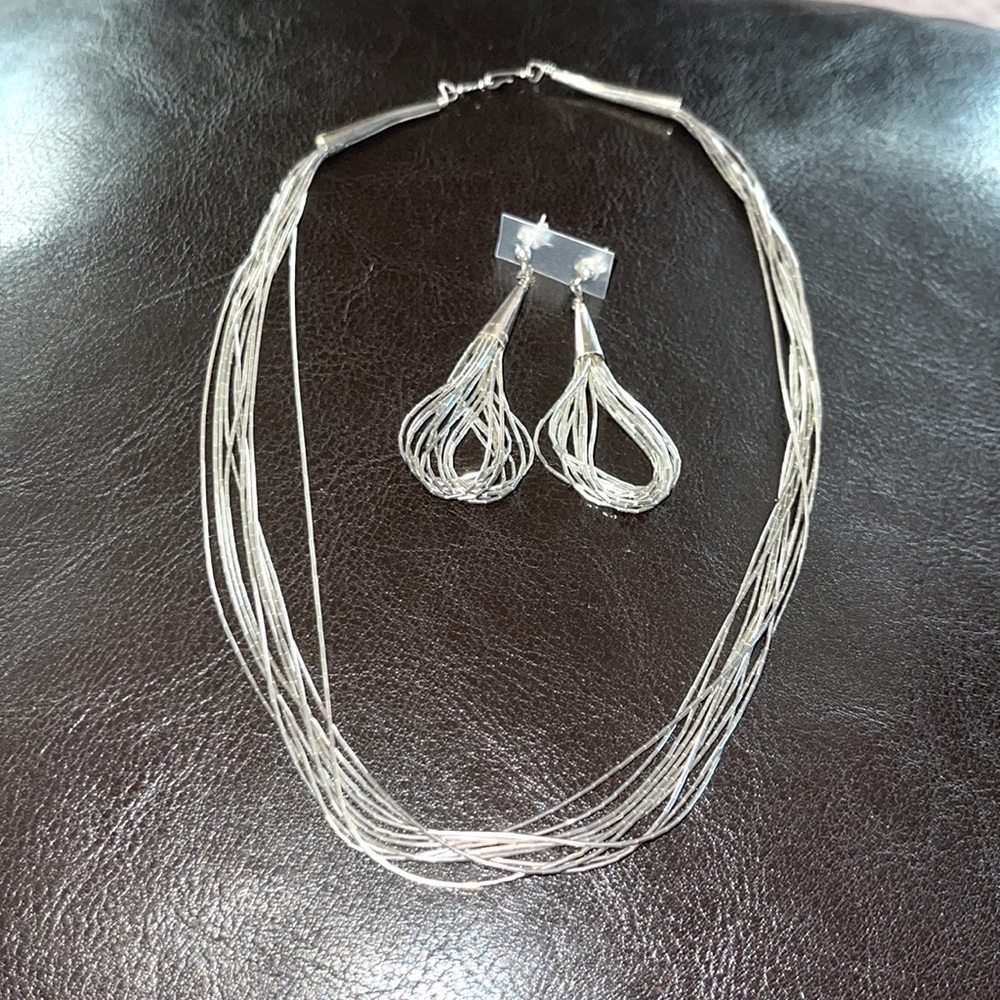 Choker set attached to the neck.